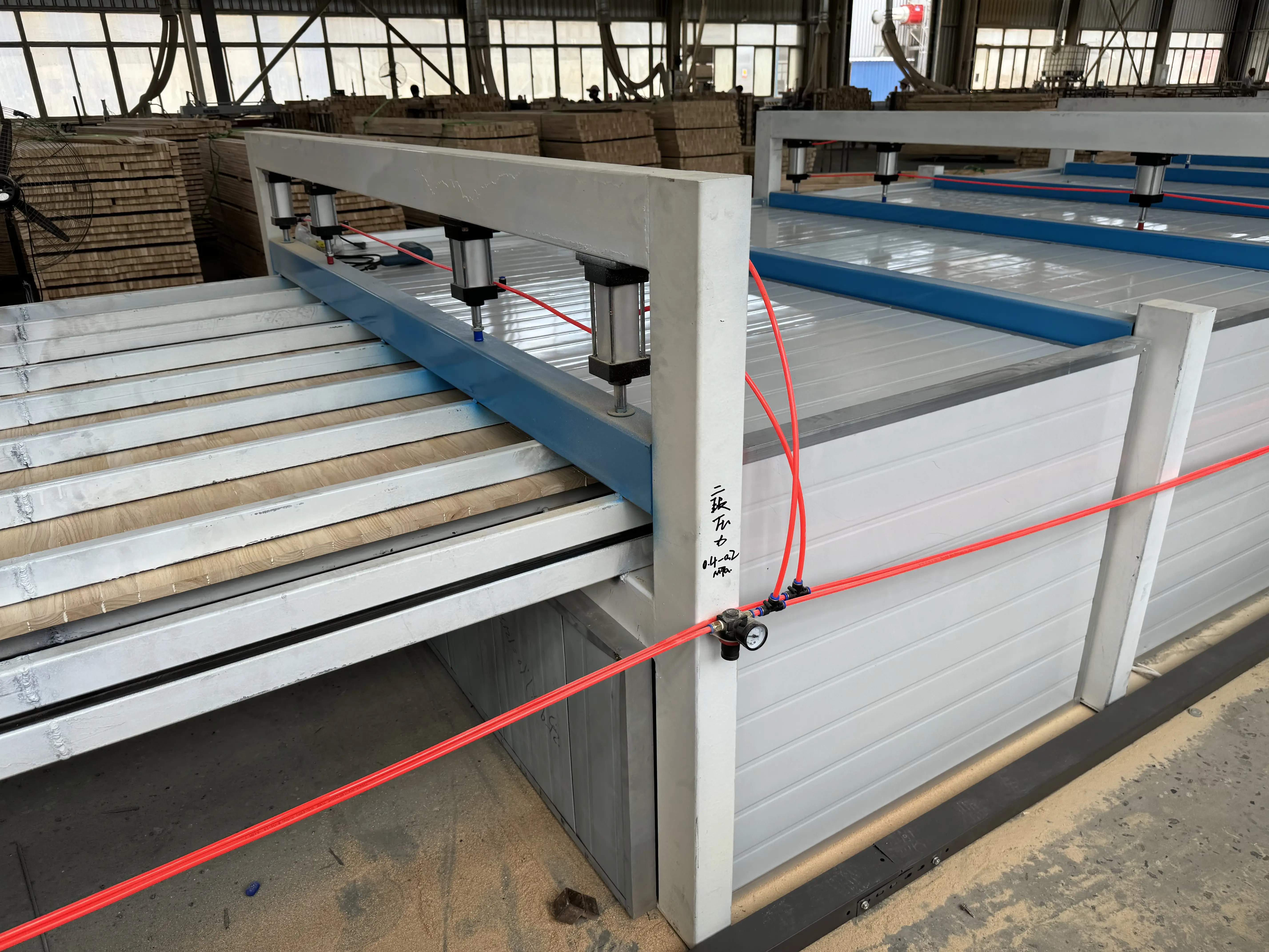 拼板機(jī) 木工自動(dòng)拼板機(jī)：實(shí)木加工領(lǐng)域的“板材縫合專(zhuān)家”